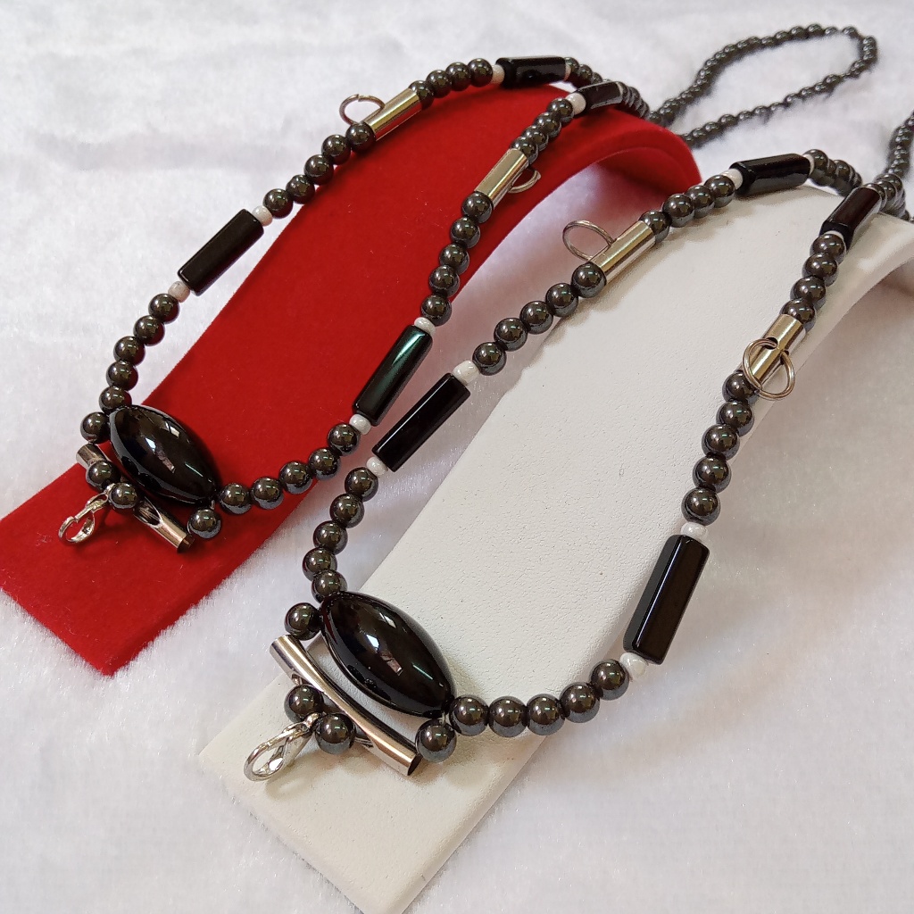 สร้อยพระ สร้อยร้อยลูกปัดหินแร่ห่วงก้ามปู ห้อยพระ 3 องค์ ยาว 23 นิ้ว ขนาด 5 มิล เสริมโชคลาภ