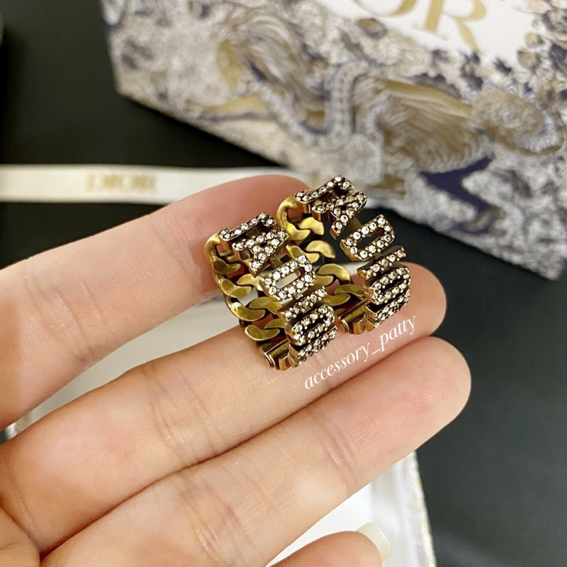 ต่างหูห่วง รุ่นD05 antique งานสวยดูแพงสีคลาสสิคฝังเพชรตามตัวอักษรค่ะ  ขนาดเส้นผ่านศูนย์กลางห่วง2.5cm ค่ะ