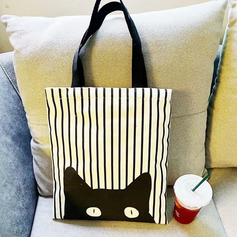 กระเป๋าสะพาย กระเป๋าผ้าลายแนวblack cat 🐈‍⬛ 3สี ขนาด34*36