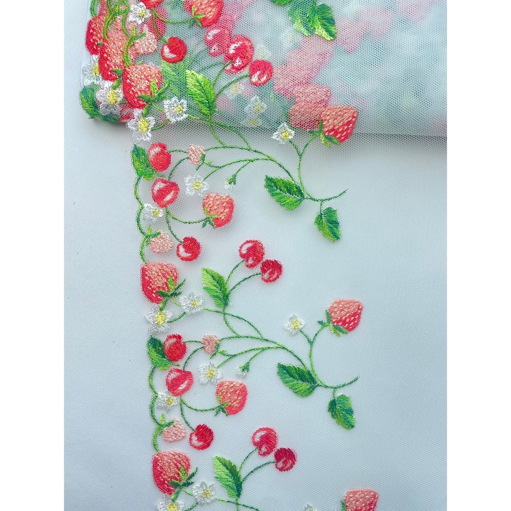 ลูกไม้ตกแต่ง ปักลายผลไม้ สีขาว กว้าง 8 นิ้ว เมตรละ 50฿
