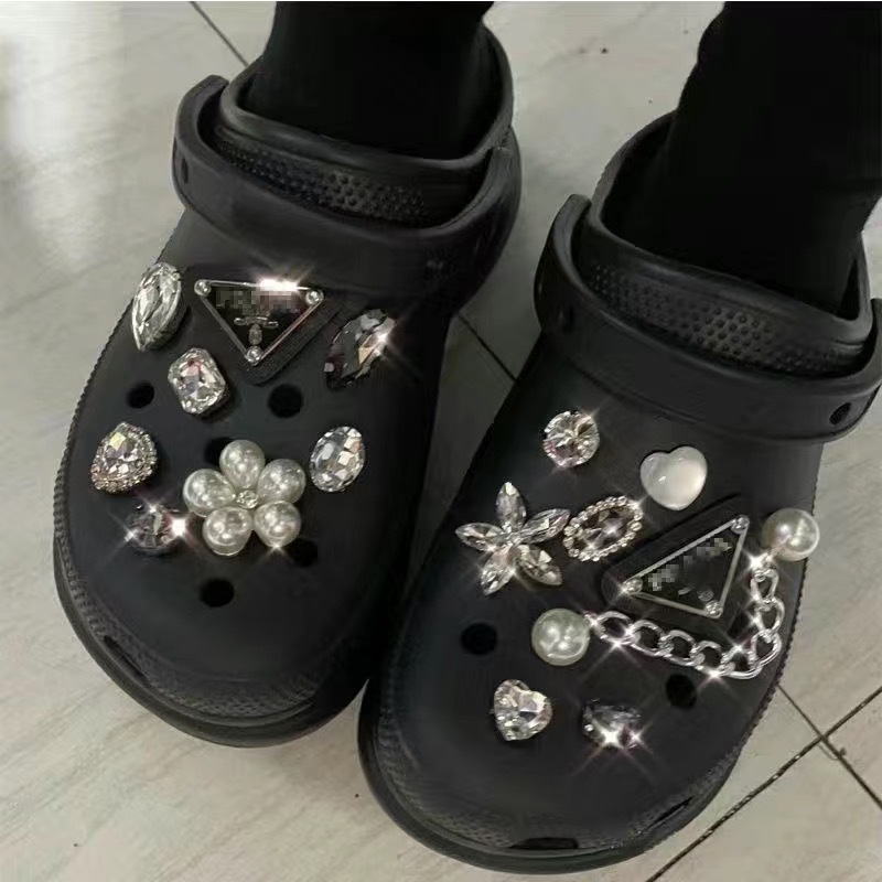 🔥จิ๊บบิทตัวติดรองเท้ามีรู รูปแบบการ์ตูน ตัวติดรองเท้า crocs DIY ตุ๊กตาติดรองเท้า ตกแต่งสวยงาม สไตล์น่ารัก