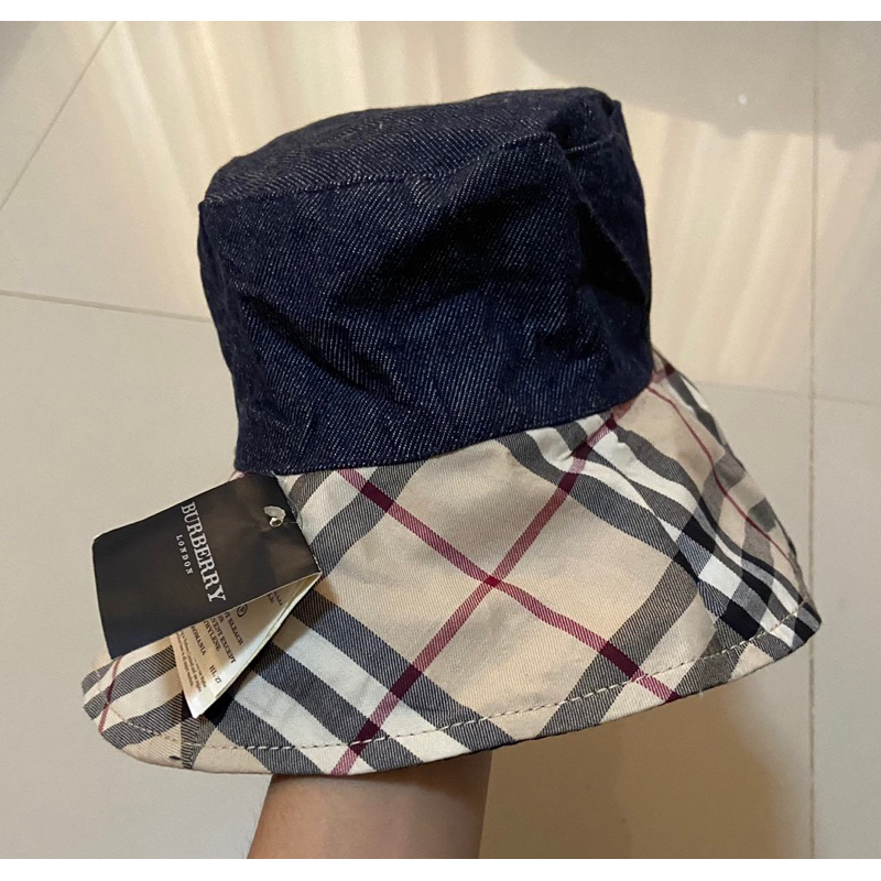 หมวก burberry bucket ตัวนี้ใส่ได้สองด้าน