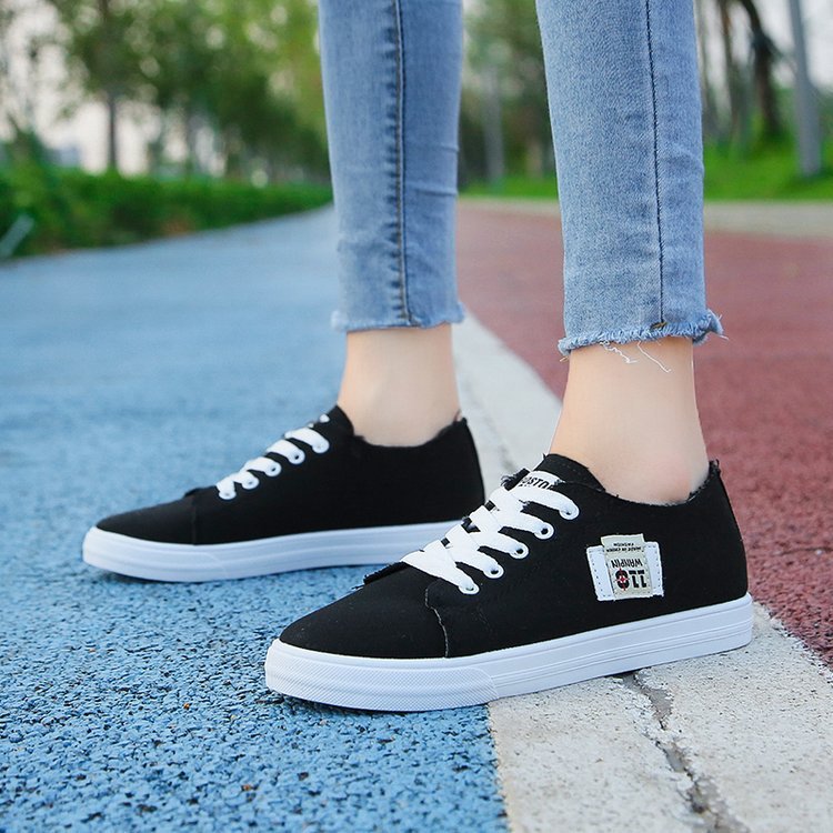 Luckkyshoes รองเท้าผ้าใบแต่งแนวผ้ายีนส์ ไตล์คลาสสิคเรียบๆมี 3 สี รองเท้าผญพื้นนุ่มเบาใส่สบายไม่ร้อนเหมาะกับทุกโอก