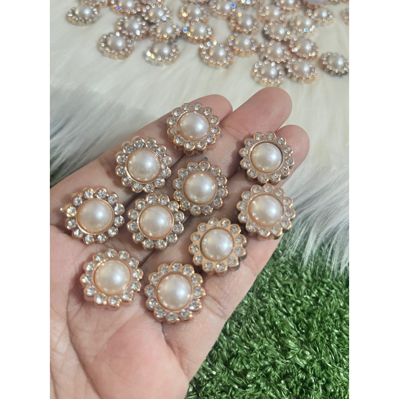 เกสรมุก❌ไม่ใช่กระดุม❌...ต้องใช้กาวติด ถุงละ100ชิ้น/120บาท……..