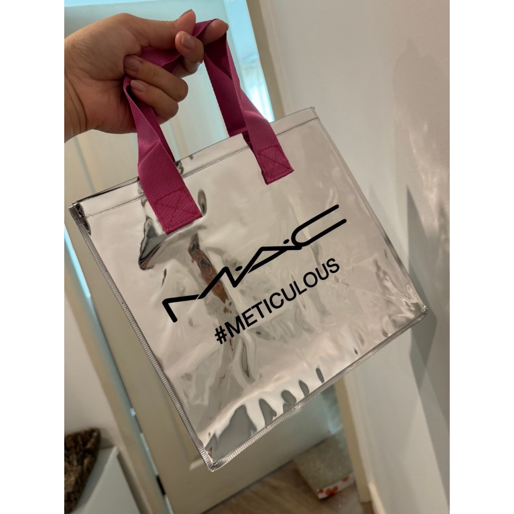 MAC Maticulous tote bag ของแถมเครื่องสำอางค์แมค 24 x 23 x 15 cm MAC silver bag cosmetic Jackson wang