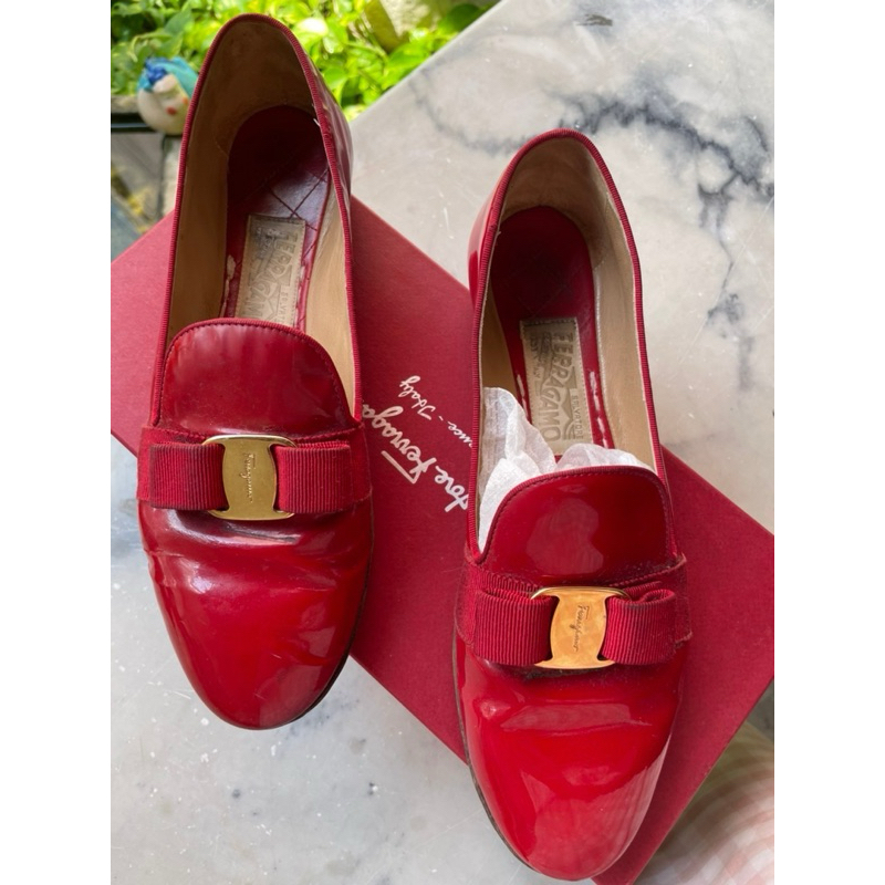 used รองเท้า Ferragamo loafer สีเเดง หนังเเก้ว  มีเย็บส้น ทำพื้นให้ size 37