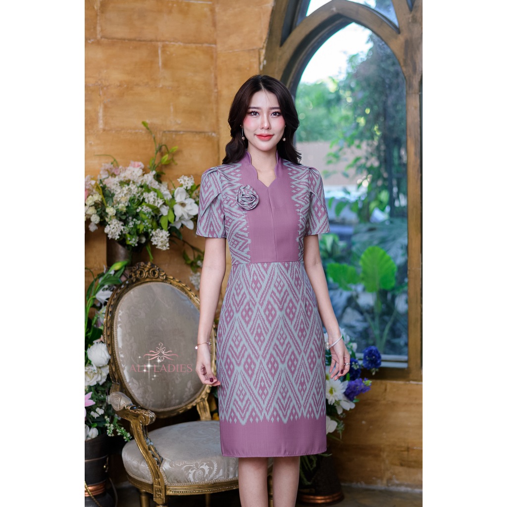 All Ladies  เดรสลายไทยคอเคิพเข็มกลัด มีเข็มกลัดเข้ากับชุดให้ 1 อัน ทรงสวยใส่สวยแน่นอนค่ะ มีซับในทั้งชุดซิปหลัง