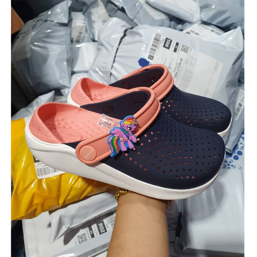โปรซื้อ 1 แถมตุ๊กตาติดรองเท้า 2 ชิ้นฟรี Crocs (เด็ก) Lite-Ride Kids งานพรีเมี่ยม สำหรับเด็ก