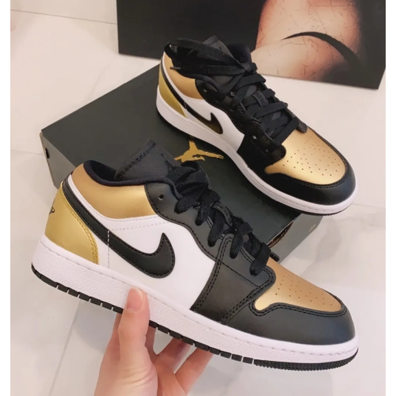 (ของแท้ 100%) Nike Air Jordan 1 Low Gold Toe Basketball shoes GS Black gold