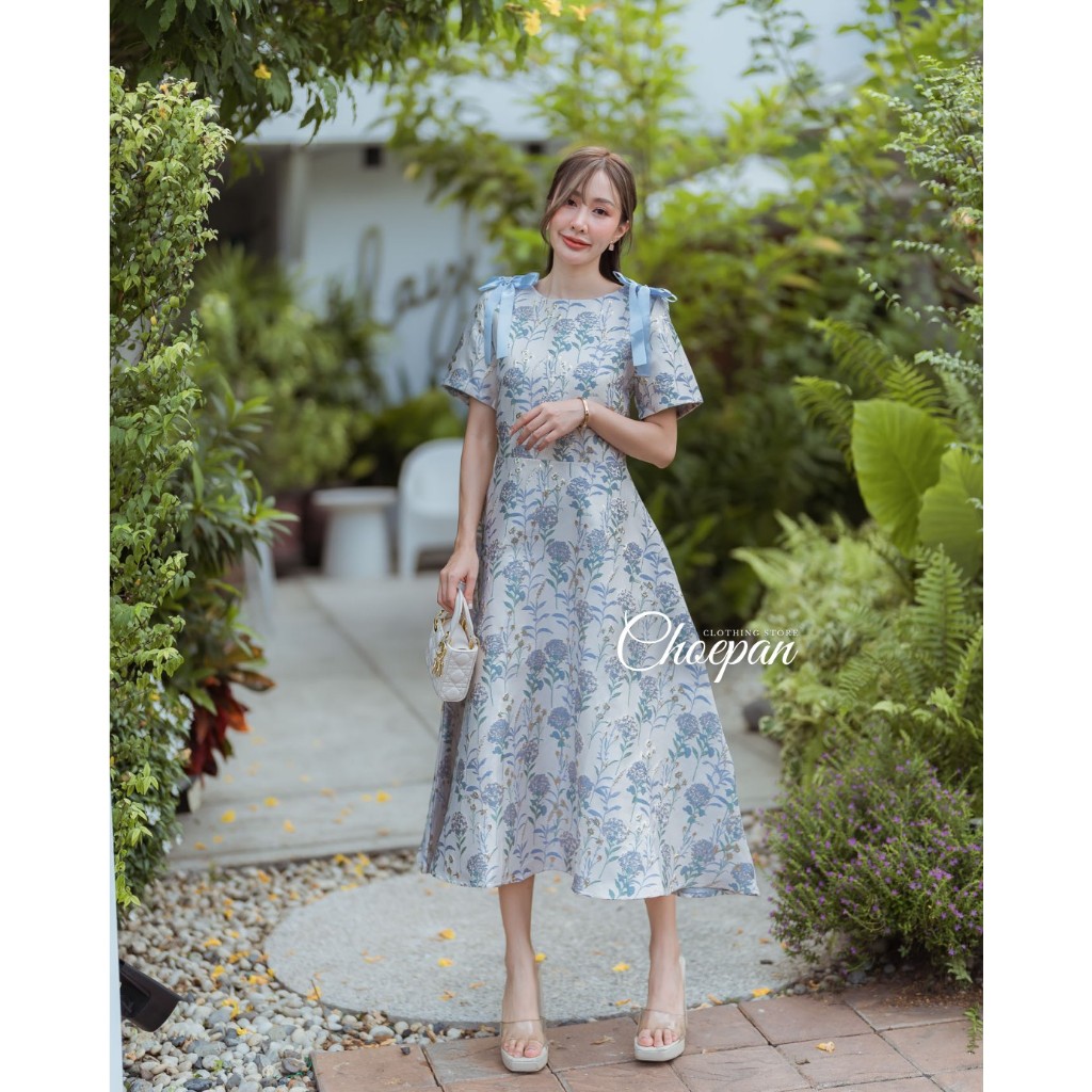 Chaline by Emma เดรสยาวเนื้อผ้าแจ็คการ์ดทรงสวย ช่วงไหล่แต่งเข็มกลัดโบว์หัวใจสีฟ้า Choepan Clothing S