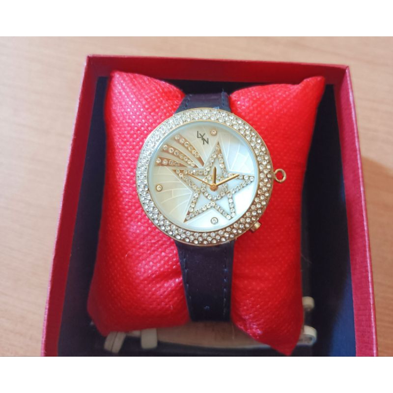 นาฬิกาแบรนด์เนมLyn ตัวเรือนสีทองหน้าปัดสีขาวล้อมเพชร สายหนังสีดำของแท้มือสองสภาพสวย