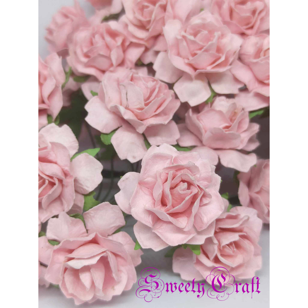 ดอกไม้กระดาษสา รุ่น ดอกกุหลาบ กลีบยัก สีชมพูอ่อน ขนาด 2.5 เซนติเมตร ก้านลวด ตกแต่งการ์ด งานประดิษฐ์