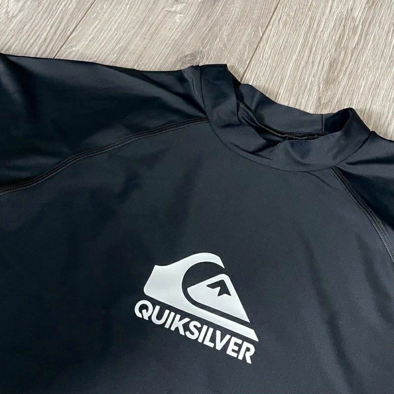 เสื้อ Rashguard สีดำ โลโก้ขาว Quiksilver