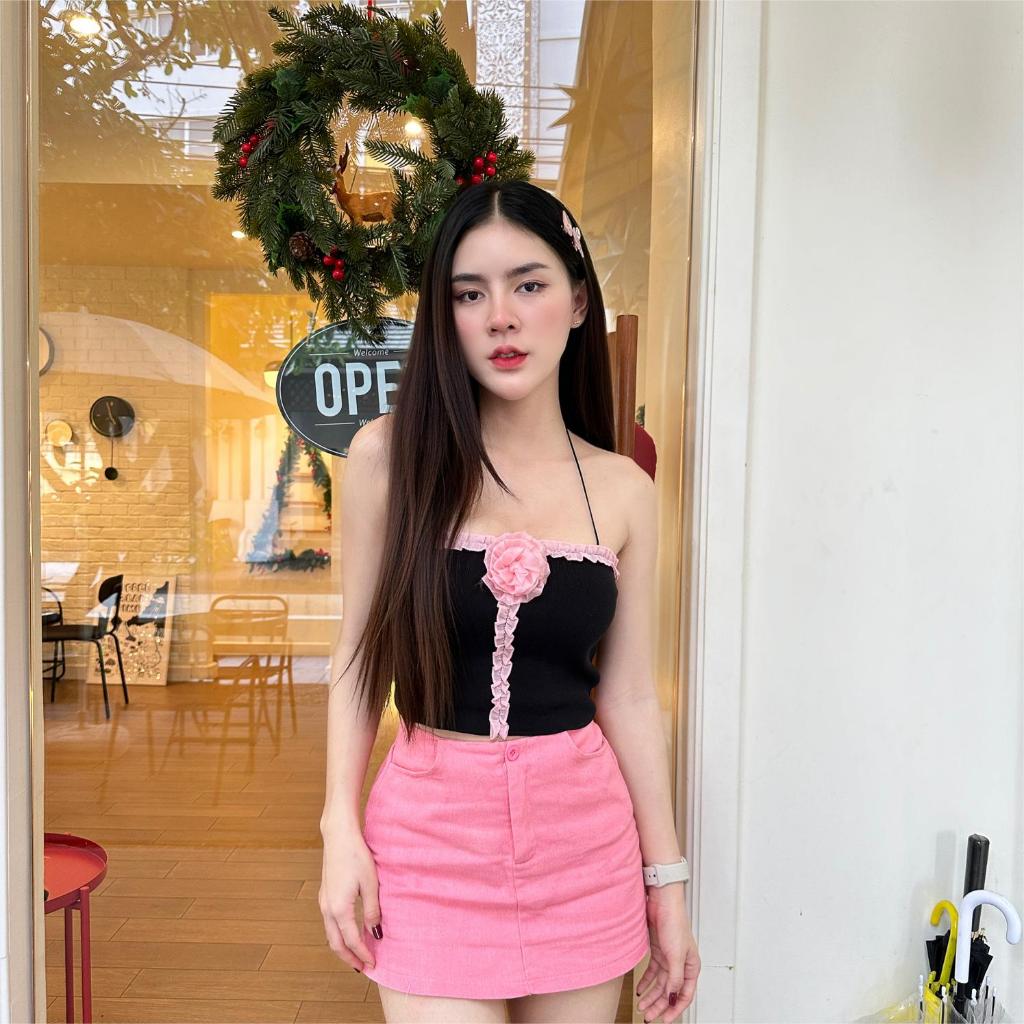 Aurora 🛒พร้อมส่ง🚚เสื้อคล้องคอ เกาะอก ผ้าไหมพรม งานปัก ใส่ได้2 แภมดอกไม้ติด สีชมพู ดีเทลโบว์หน้า สีBLACKPINK o9oo9