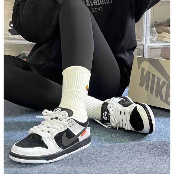 TIGHTBOOTH x Nike Dunk SB Low Pro " BlackAnd White (ของแท้ 100 %)