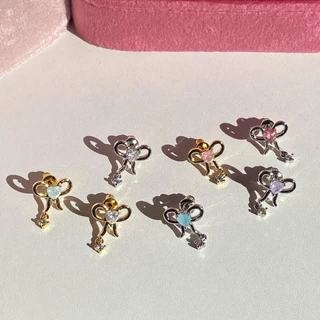 Petite Ribbon Stud ต่างหูรูปโบว์ประดับเพทายหัวใจ