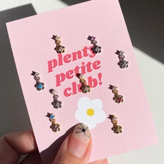 Petite Daisy Drop ต่างหูสตั๊ดห้อยด้วยดอกไม้