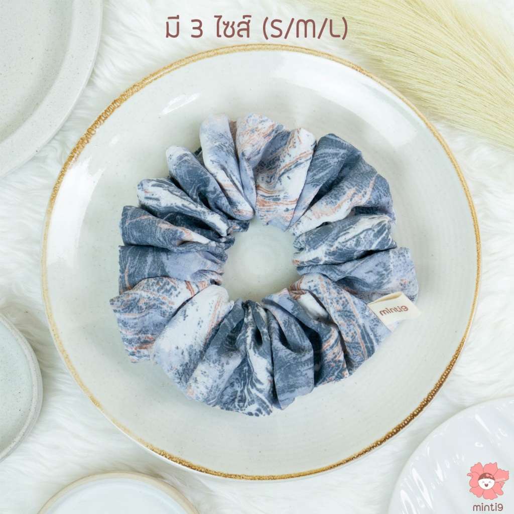 minti9 • ยางรัดผมโดนัท ลายสะบัดฝีแปรง ผ้ายียี่ โทนเทาอมฟ้า • Scrunchies