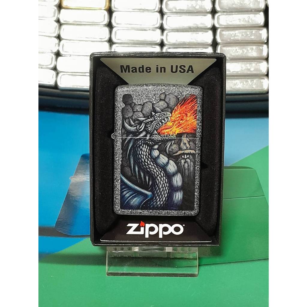 ZIPPO 49776 FIERY  DRAGON DESIGN  IRON STONE COLOR IMAGE  ผิวลายหิน ลายแบบสกรีน รูปมังกรพ่นไฟ ของใหม