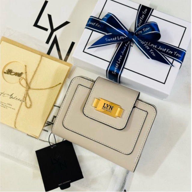 กระเป๋าสตางค์ใบสั้น กระดุมปิดใหญ่ LYN มี 5 สี มีป้ายราคา ถุงผ้า และ กล่อง ชุดของขวัญ จะได้รับ ถุงกระดาษ และ ผูกริบบิ้น
