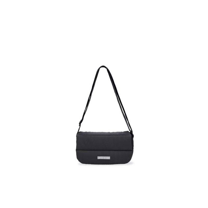 พร้อมส่ง (ใช้โค้ดลดเหลือ 1,9xx) กระเป๋า Beyond The Vines รุ่น Pocket Poofy สีดำ