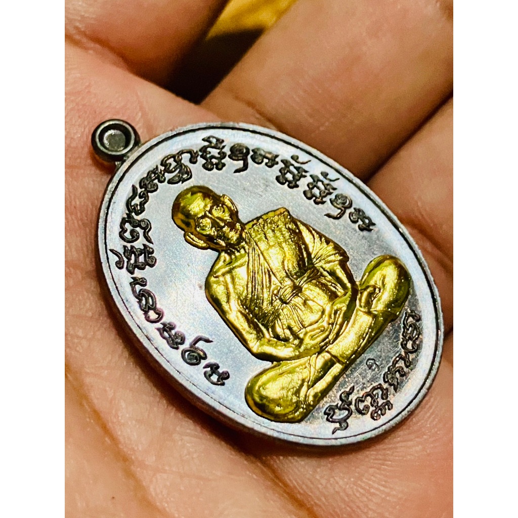 เหรียญเจริญพรกลาง เนื้อทองแดงรมดำ หน้ากากทองเหลือง ๔๑๔๗ หลวงพ่อพัฒน์ วัดห้วยด้วน จังหวัดนครสวรรค์