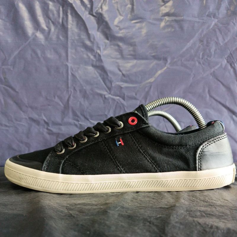 รองเท้า Tommy Hilfiger มือสองของแท้ Size 41.5/26.5 cm.