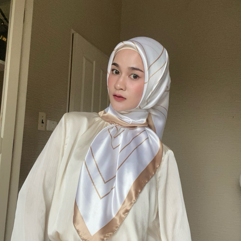 Satin bawa ผ้าคลุมสามเหลี่ยมซาติน หรูหรา ขนาด 90*90