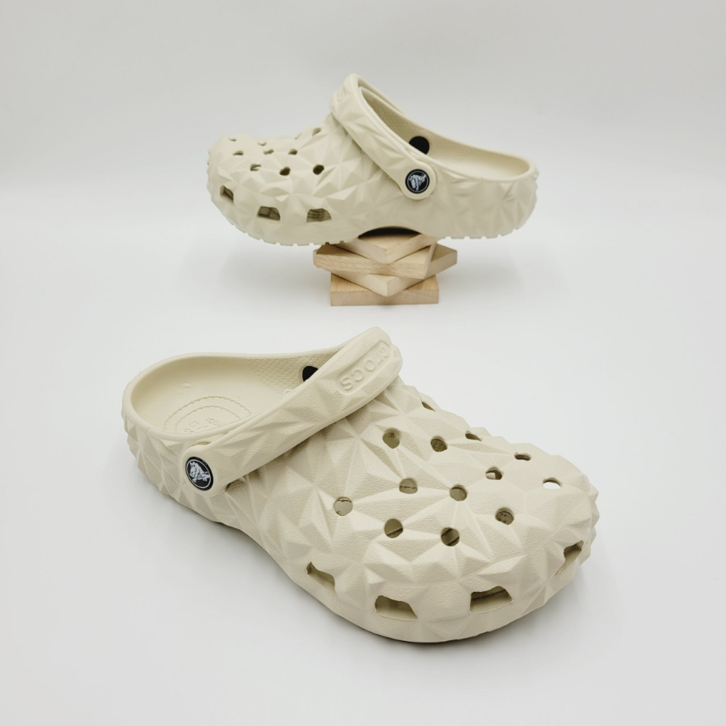 รองเท้าลำลองแฟชั่น สไตล์ Crocs Classic Lined Geometric Clog
