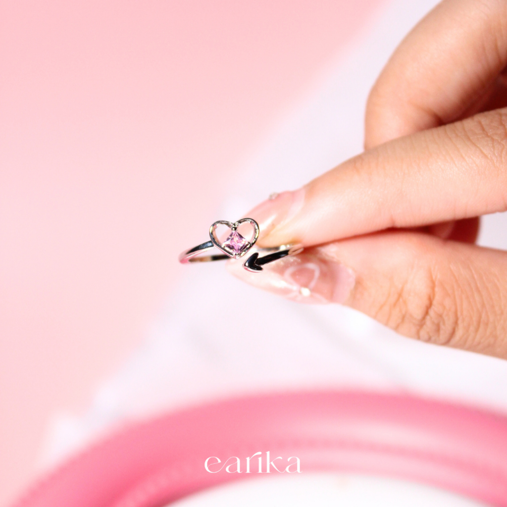 (กรอกโค้ด C3Q6K ลด 65.-) earika.earrings - my little cupid ring แหวนหัวใจธนูคริสตัลสีชมพู