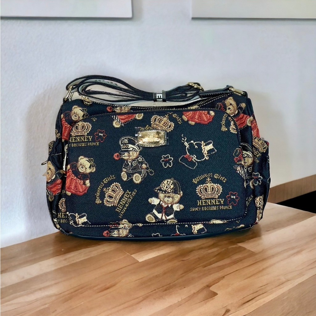 Henneybear-H1165 รุ่น AMONA ลาย Crownbear กระเป๋าสะพายข้าง กระเป๋าถือ มาพร้อมสายสปอร์ตสุดพรีเมี่ยม COD