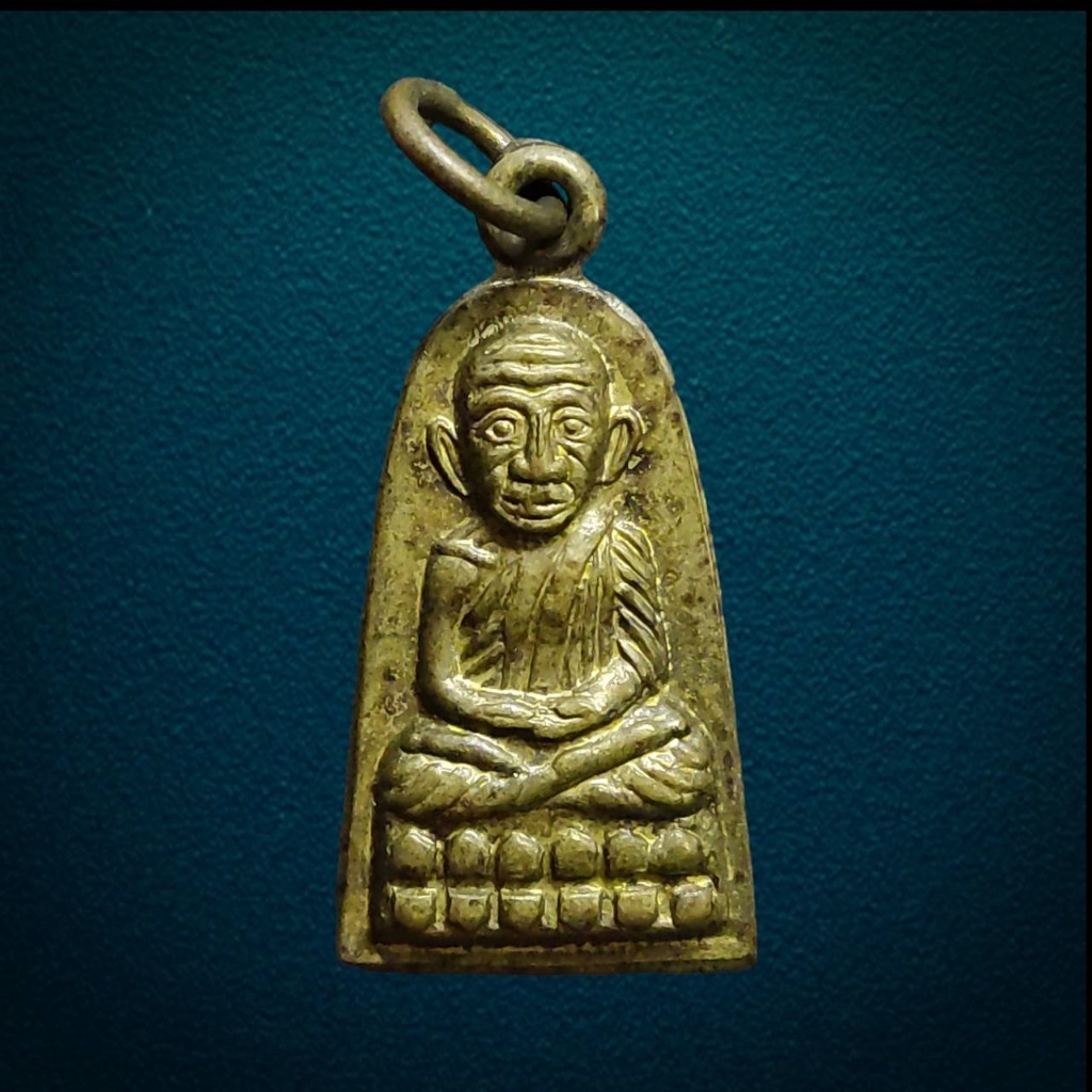 เหรียญเตารีดหลวงปู่ทวด รุ่นทะเลซุง พิมพ์กลาง วัดช้างให้ จ.ปัตตานี ปี 2508 เนื้อทองฝาบาตร