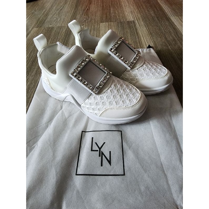 รองเท้าผ้าใบสีขาว LYN ไซส์ 38 แท้ 100% สภาพดี มีสีเหลืองตามภาพ เนื่องจากเก็บไว้นาน ขอคนรับได้นะคะ 😊