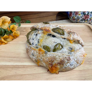 Olive / Jalapeño & Cheddar Cheese Sourdough Bread ขนมปังซาวโดว์ 600-630g อบใหม่ๆ ทุกออเดอร์