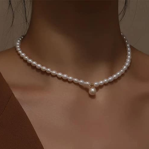 สร้อยคอไข่มุกแท้ มุกน้ำจืด สีขาวธรรมชาติ ทรงไข่ ขนาด5-6มม ยาว15นิ้ว มีจี้ไข่มุก7มม ฟรีกล่องค่ะ