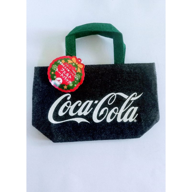 กระเป๋าผ้าสักหลาดหนา Coca-Cola หิ้วถือได้ ขนาด 11.5 × 7 นิ้ว