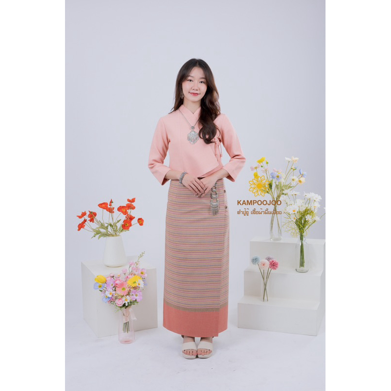 คำปู้จู้ ชุดพื้นเมือง เสื้อป้ายสีชมพูพีช,ผ้าถุงสำเร็จ