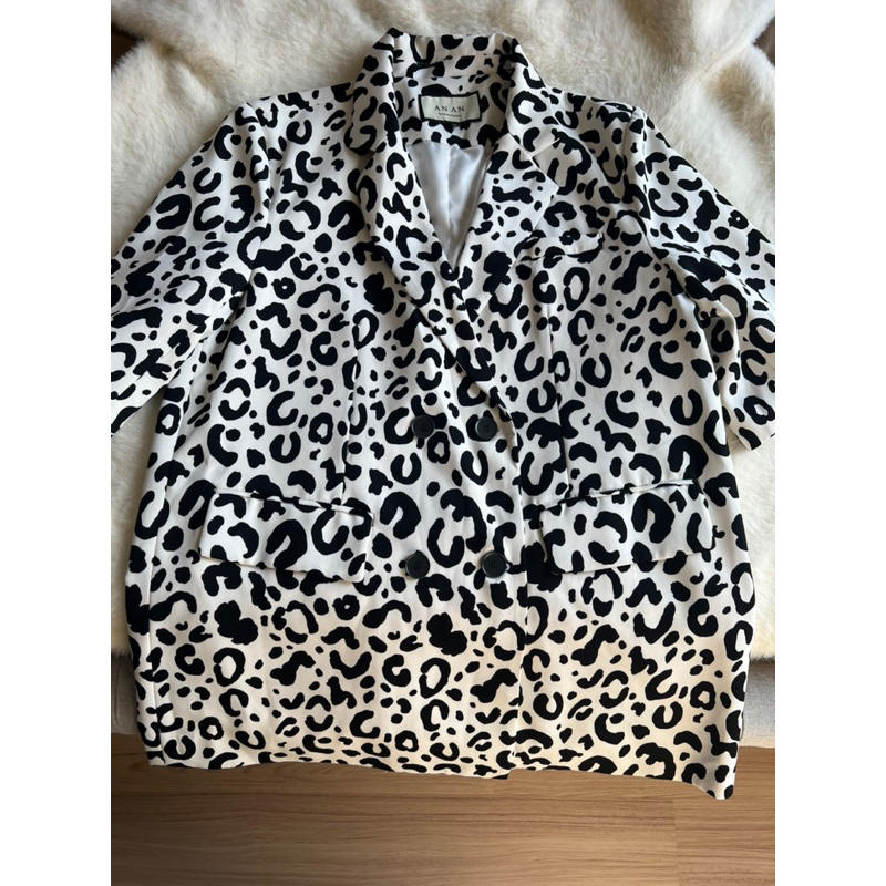 [มือสอง]Blazer ทรง oversized ลายเสือดาว แถมกระเป๋า จากร้าน knockknock.th