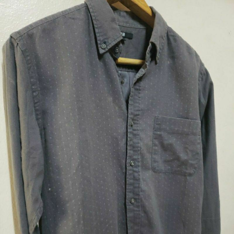 เสื้อเชิ้ตแขนยาวคอปกสีเทา Uniqlo ไซส์ 42 ยาว 27 slash 30 นิ้ว F0966 SD01