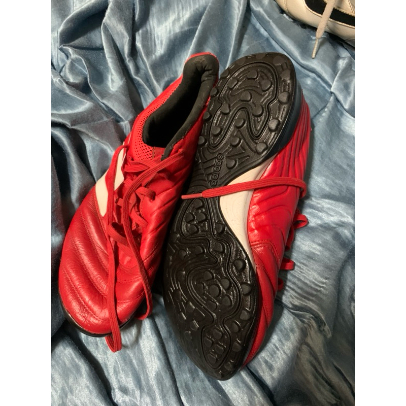 รองเท้าฟุตบอลมือสอง ร้อยปุ่ม Adidas copa ขนาด 40/250สีแดงหนังแท้ พื้นปุ่มมีสึกจากการใช้งาน รองเท้าหนังไม่ปริ