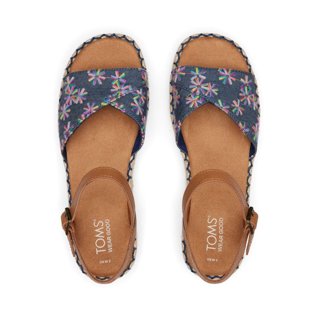 TOMS รองเท้าแตะลำลองผู้หญิง รุ่น Abby Navy Multi Embroidered Floral Leather (CC) รองเท้าลิขสิทธิ์แท้