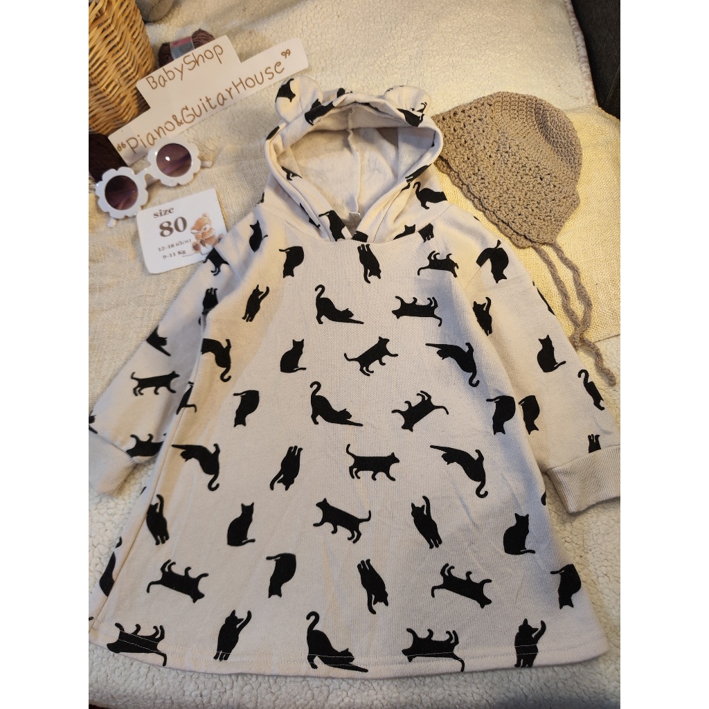 มินิเดรสสเวตเตอร์สีครีมลายแมว รหัสDD527 ส่งต่อเสื้อผ้าลูกสาวแบรนด์ญี่ปุ่นมือสอง