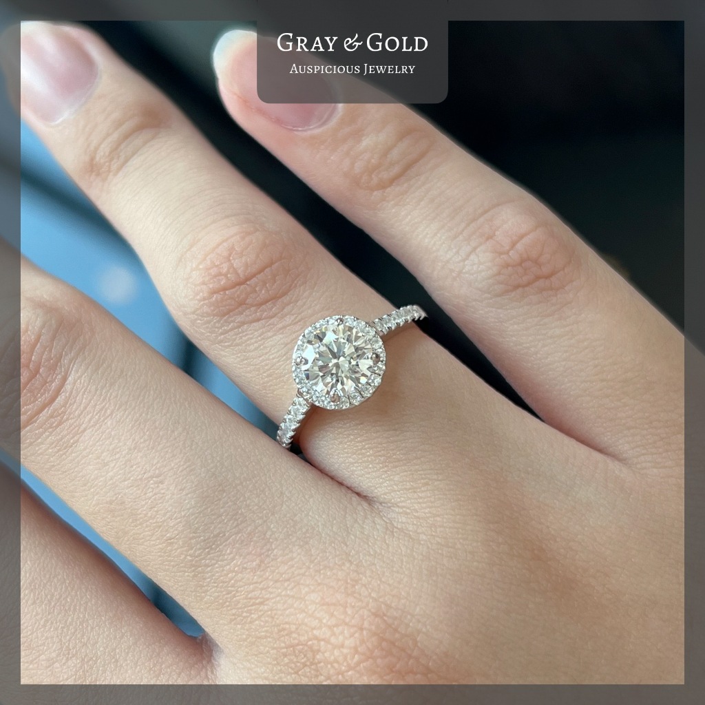 [RG599] แหวนเพชรสังเคราะห์ CZ เพชรล้อมกลม 1 กะรัต ตัวเรือนเงินแท้ 92.5% ชุบทองคำขาวโรเดียม Gray &amp; Gold Jewelry