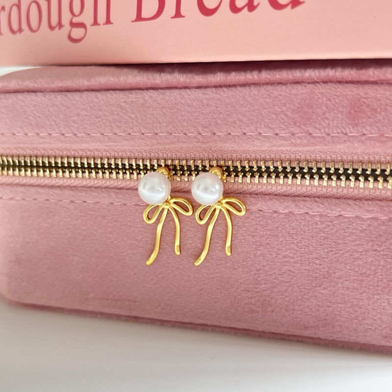 [ I BOW YOU! Collection] CHARM - Ronnie Bow Stud Earrings ต่างหูโบว์ยาว เพิ่มลูกเล่นด้วยมุก