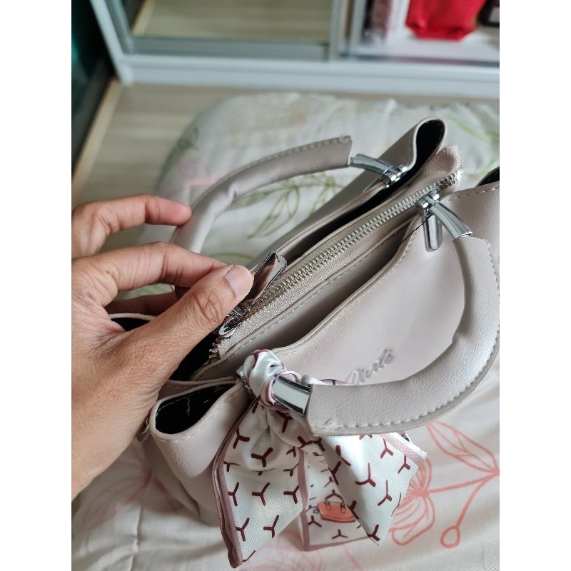 กระเป๋าสีครีมงาช้าง Darte