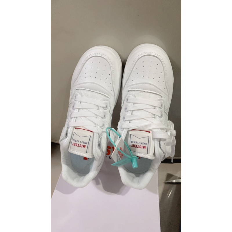 ส่งต่อรองเท้าผ้าใบMistery