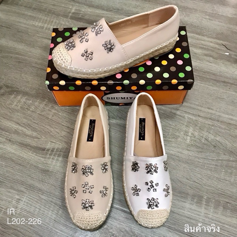ขนาดใหญ่/เท้าปกติลด1size(เท้าอวบบานสั่งตรงไซส์)/ รองเท้าหุ้มส้นหนังpuแต่งอะไหล่เพร เสริมพื้น1 นิ้ว มีกล่อง l202-226
