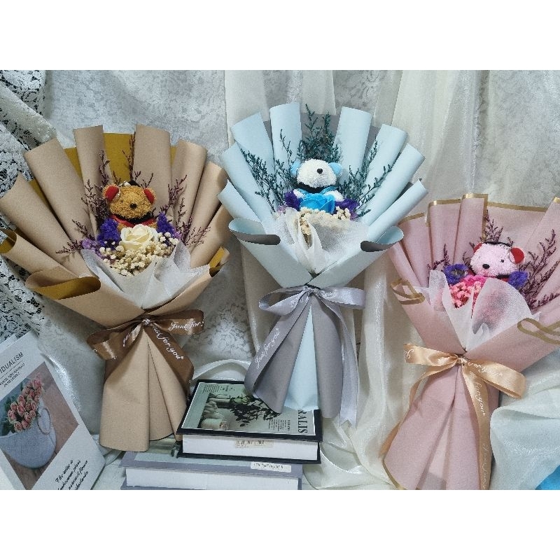 ช่อตุ๊กตา ขนาด26×46cm. ช่อดอกไม้รับปริญญา ปัจฉิมนิเทศ ของขวัญวันเกิด