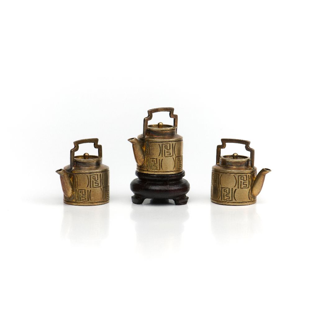 Three Fine Gilded Silver Miniature Teapots - กาน้ำชาเครื่องเงินกะไหล่ทองทรงกระบอกขนาดเล็ก