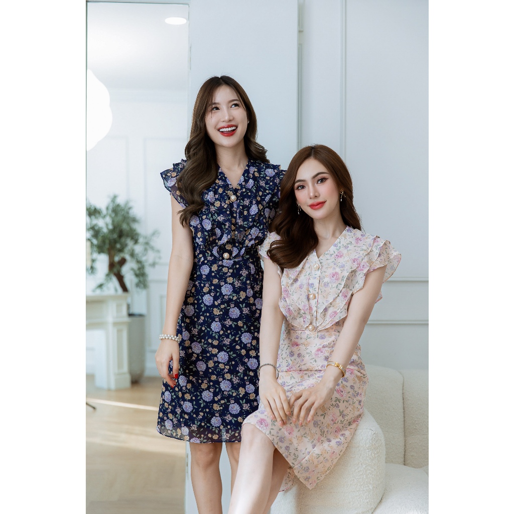 เดรสชีฟองลายดอก เป็นคอวีระบายสามชั้นทั้งด้านหน้าและหลัง สวยพริ้วใช้ผ้าเยอะแน่นๆ มีดีเทลแต่งกระดุม แพทเทิร์นเรียบแต่สวย